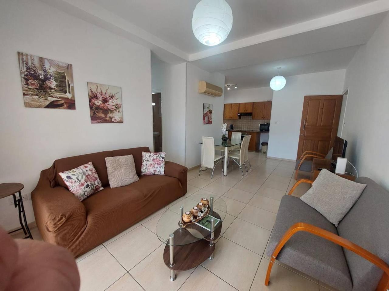 Sunny 2 Bedroom Larnaca Center Exterior photo