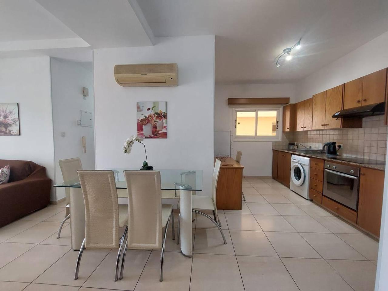 Sunny 2 Bedroom Larnaca Center Exterior photo
